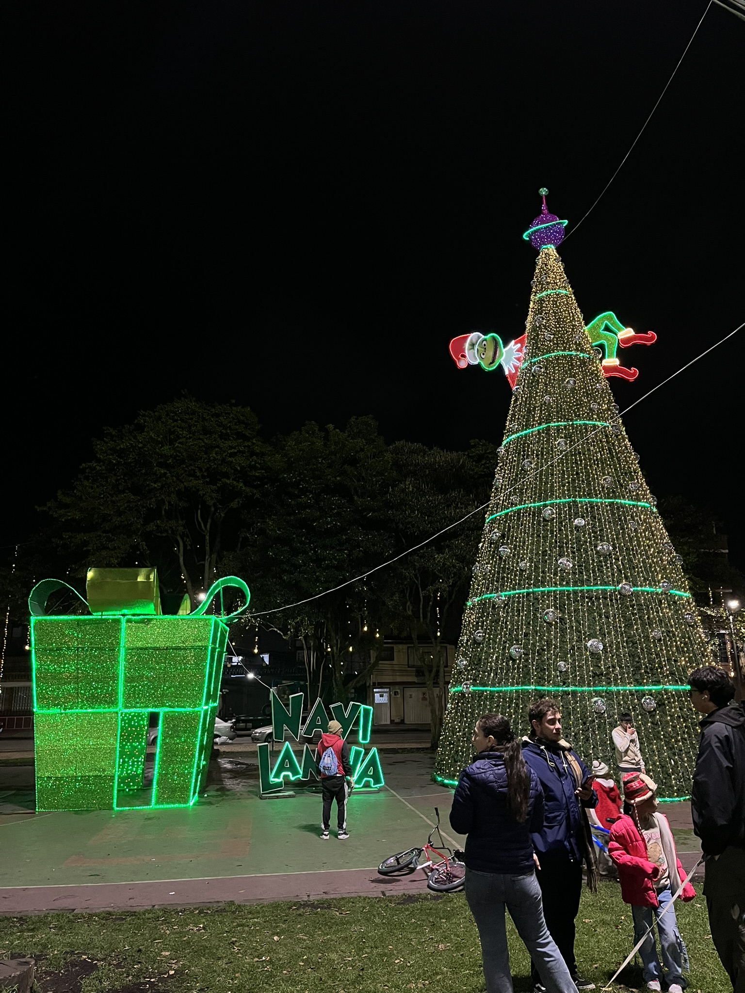 Escena conjunta árbol planetario de Grinch